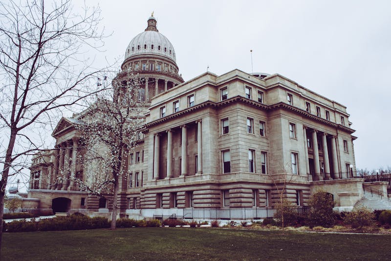 A state capitol building with columns and a dome